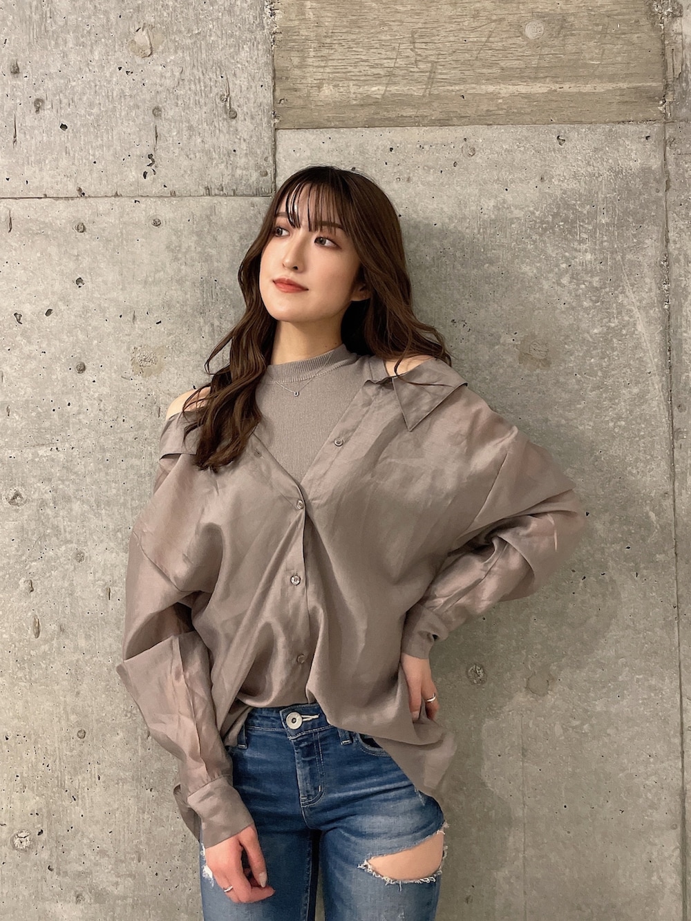 ベージュ系のシャツ/ブラウス、ブルー系のデニムパンツ、ホワイト系のパンプスを着用したレディースの春コーディネートの3枚目の写真