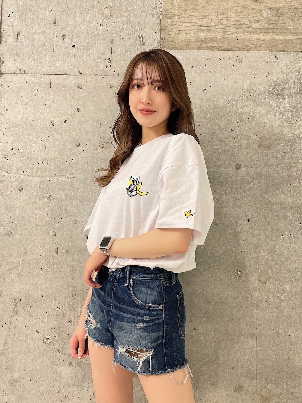 ホワイト系のTシャツ/カットソー、ブルー系のデニムパンツ、ホワイト系のパンプスを着用したレディースの春コーディネートの5枚目の写真