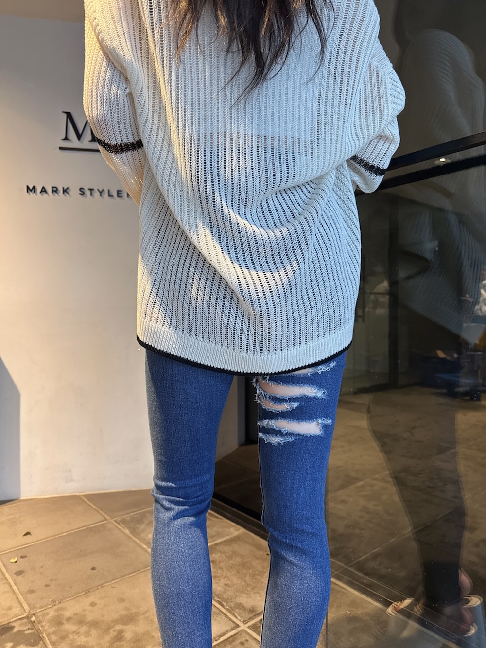 ブラック系のカーディガン/ボレロ、ホワイト系のキャミソール、ホワイト系のサンダルを着用したレディースの夏コーディネートの6枚目の写真