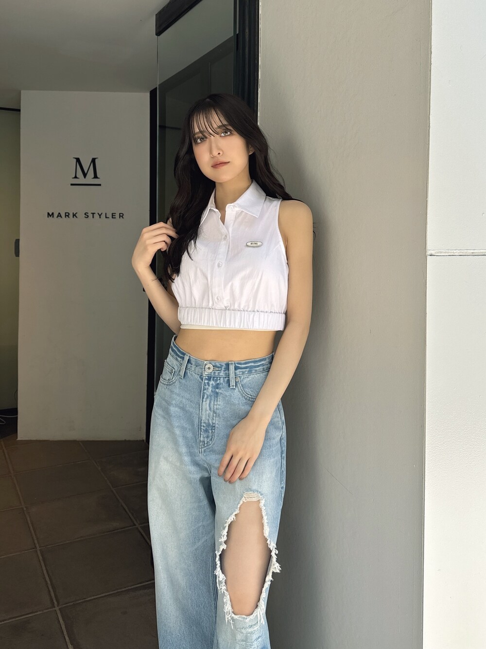 ホワイト系のシャツ/ブラウス、ブルー系のデニムパンツ、ホワイト系のサンダルを着用したレディースの夏コーディネートの3枚目の写真