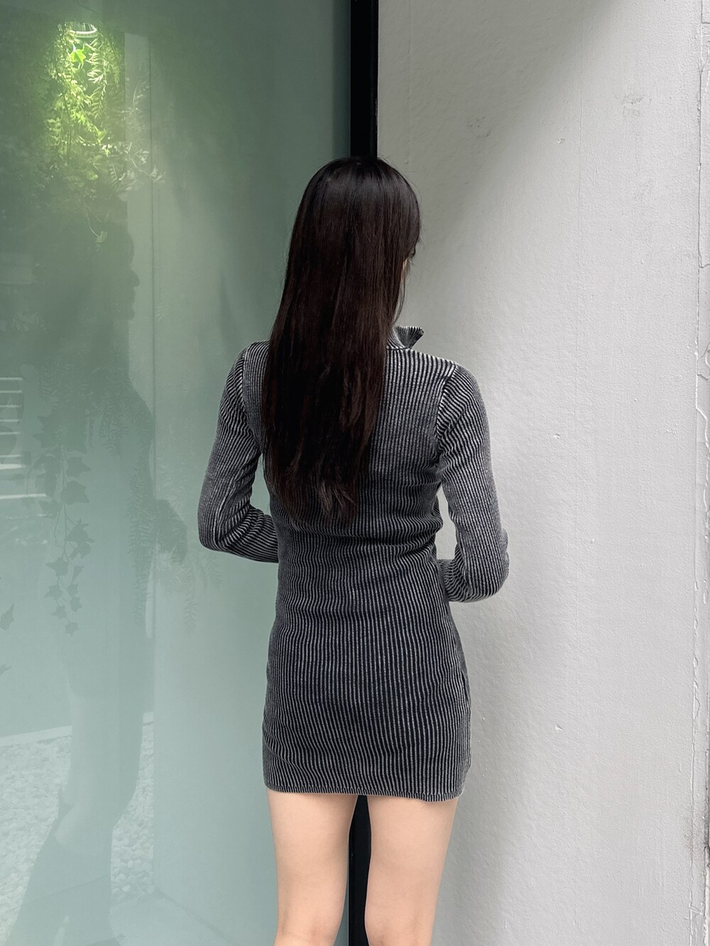 ブラック系のワンピース、ホワイト系のブーツを着用したレディースの夏コーディネートの5枚目の写真