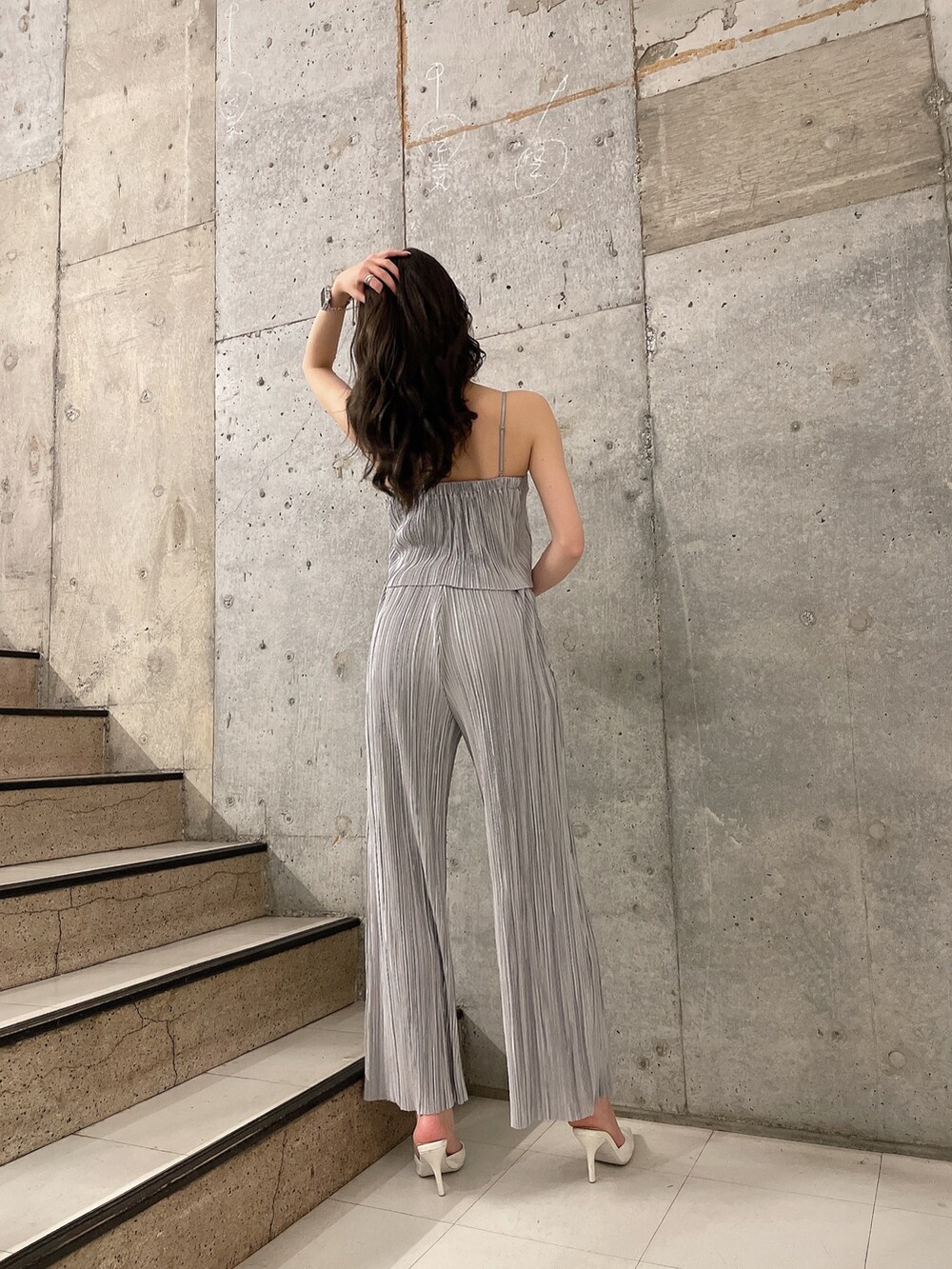 グレー系のキャミソール、グレー系のその他パンツ、ホワイト系のパンプスを着用したレディースの春コーディネートの3枚目の写真