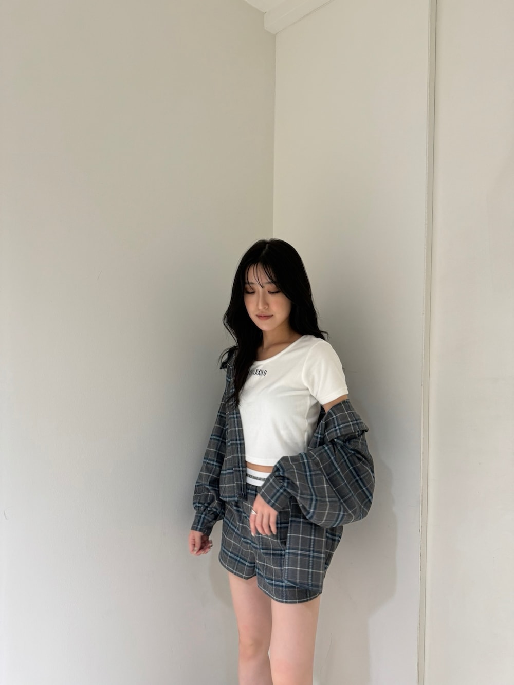 ホワイト系のTシャツ/カットソー、グレー系のシャツ/ブラウス、グレー系のその他パンツを着用したレディースの夏コーディネートの3枚目の写真