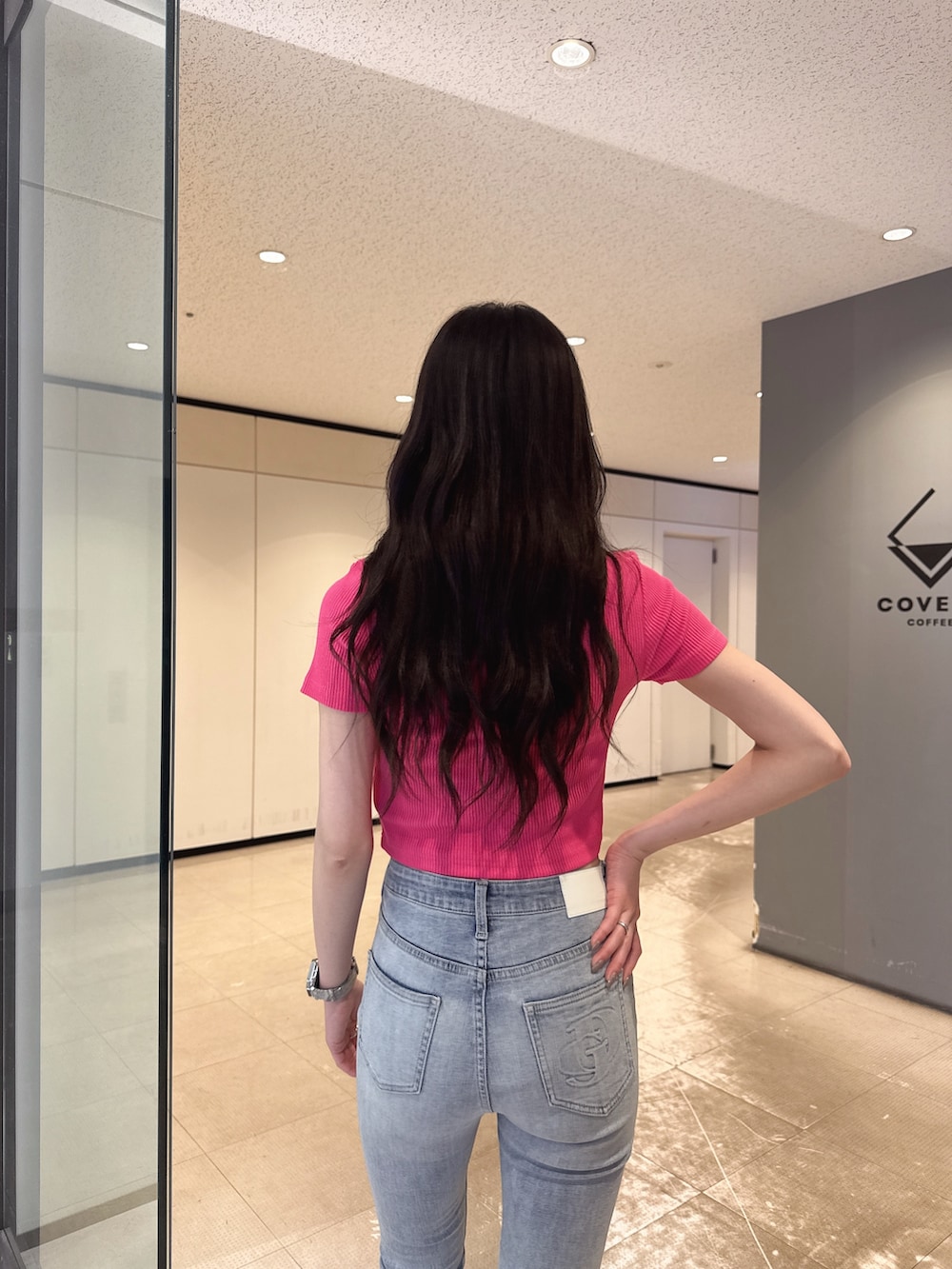 ピンク系のTシャツ/カットソー、ブルー系のデニムパンツ、ホワイト系のサンダルを着用したレディースの春コーディネートの3枚目の写真