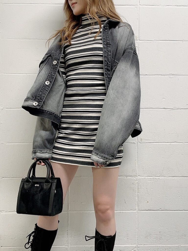 その他のワンピース、ブラック系のデニムジャケット、ブラック系のブーツを着用したレディースの秋コーディネートの4枚目の写真