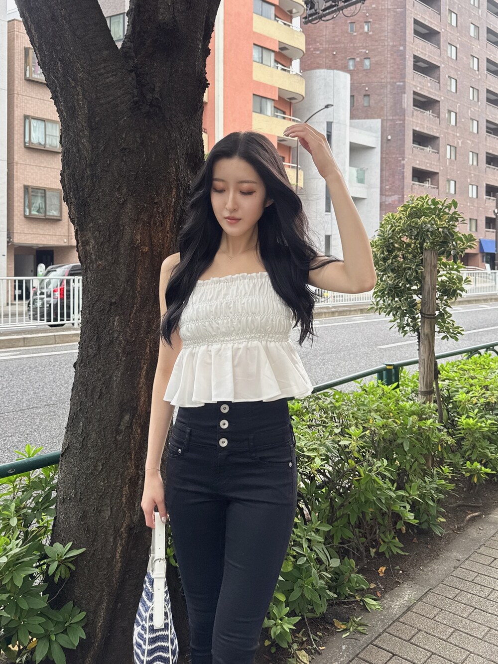 ホワイト系のシャツ/ブラウス、ブラック系のデニムパンツ、ベージュ系のサンダルを着用したレディースの夏コーディネートの5枚目の写真