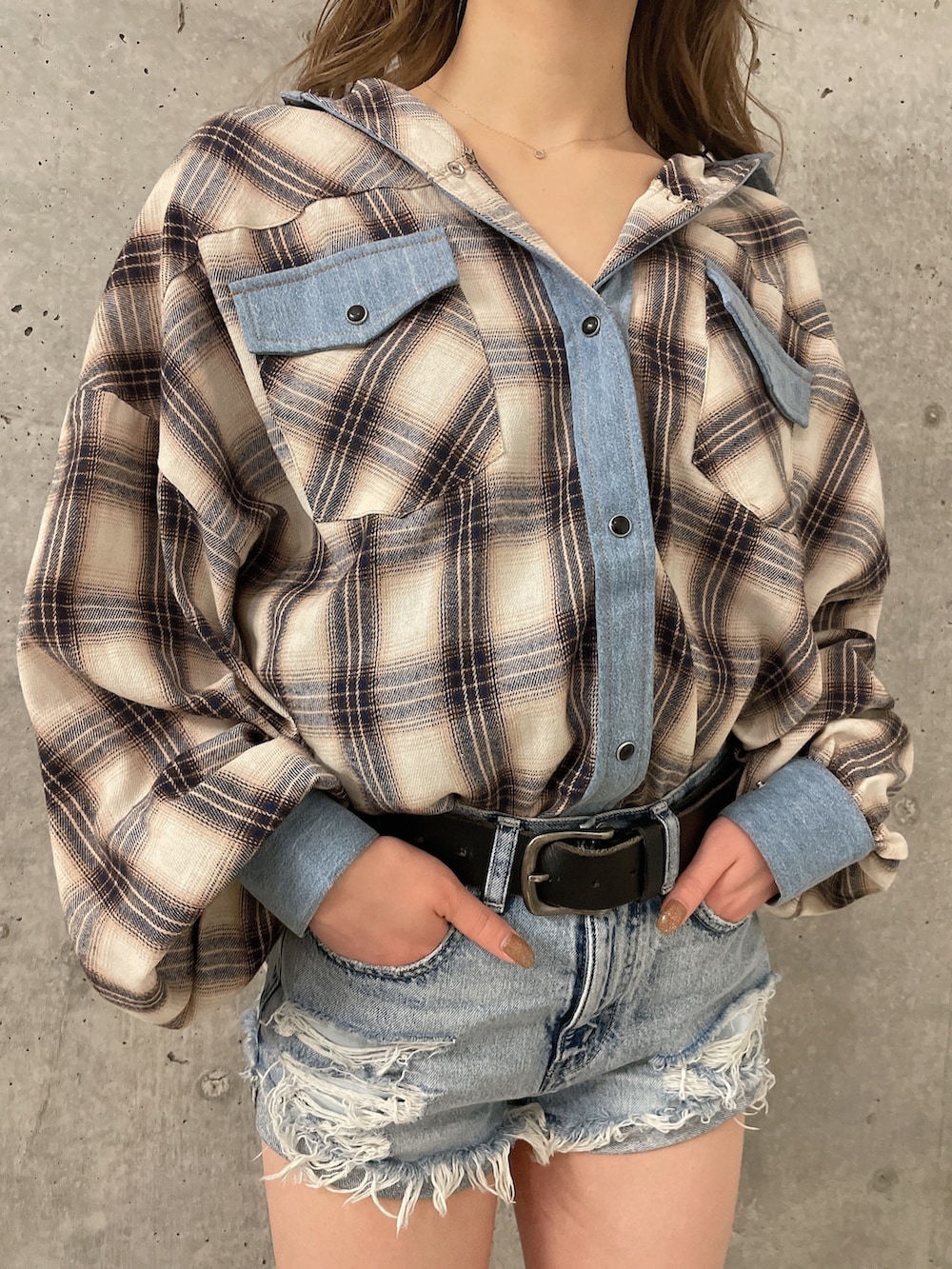 ホワイト系のカーディガン/ボレロ、ホワイト系のシャツ/ブラウス、ブラック系のブーツを着用したレディースの冬コーディネートの6枚目の写真