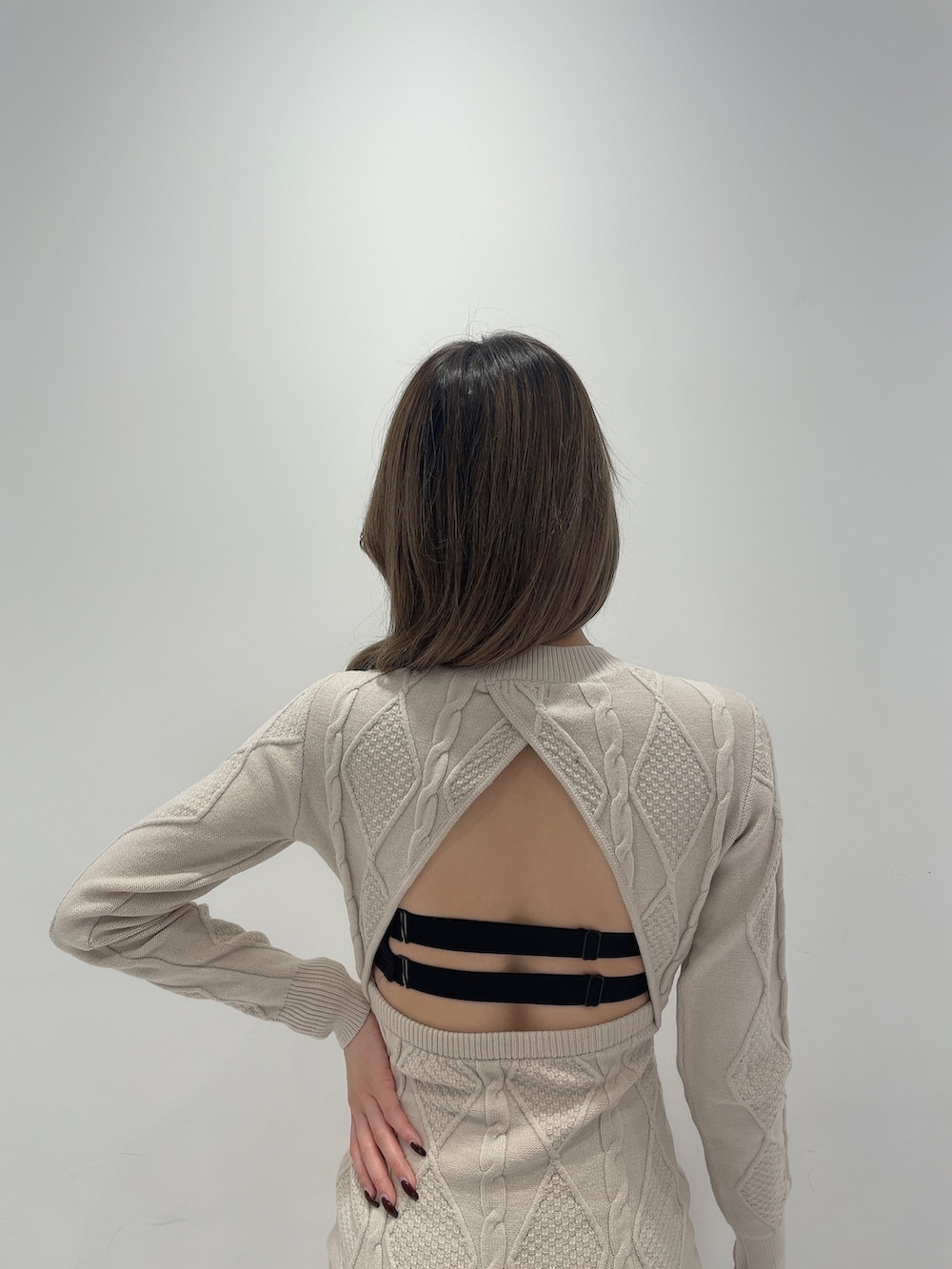 ブラック系のブーツ、ホワイト系のワンピースを着用したレディースの冬コーディネートの4枚目の写真