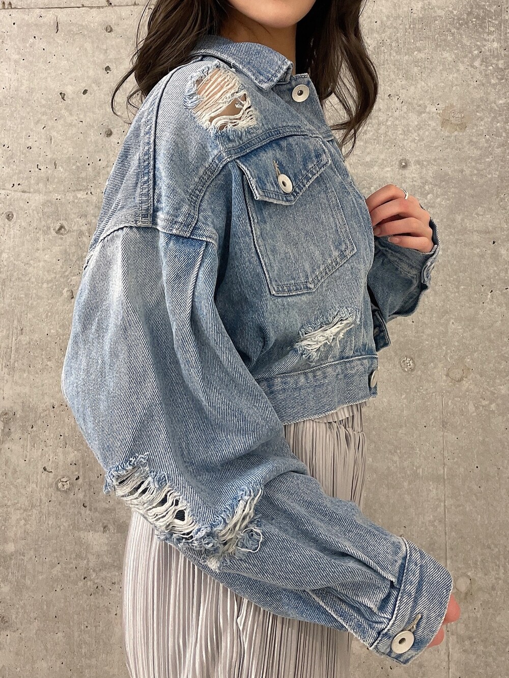 グレー系のキャミソール、ブルー系のデニムジャケット、グレー系のその他パンツを着用したレディースの春コーディネートの5枚目の写真