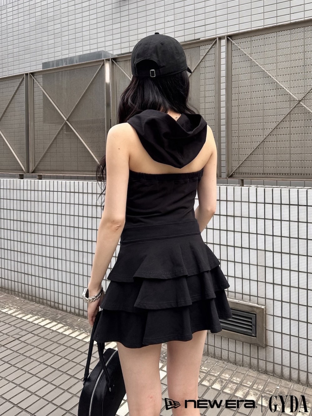 ブラック系のワンピース、ブラック系のボストンバッグ、ブラック系のキャップを着用したレディースの夏コーディネートの5枚目の写真