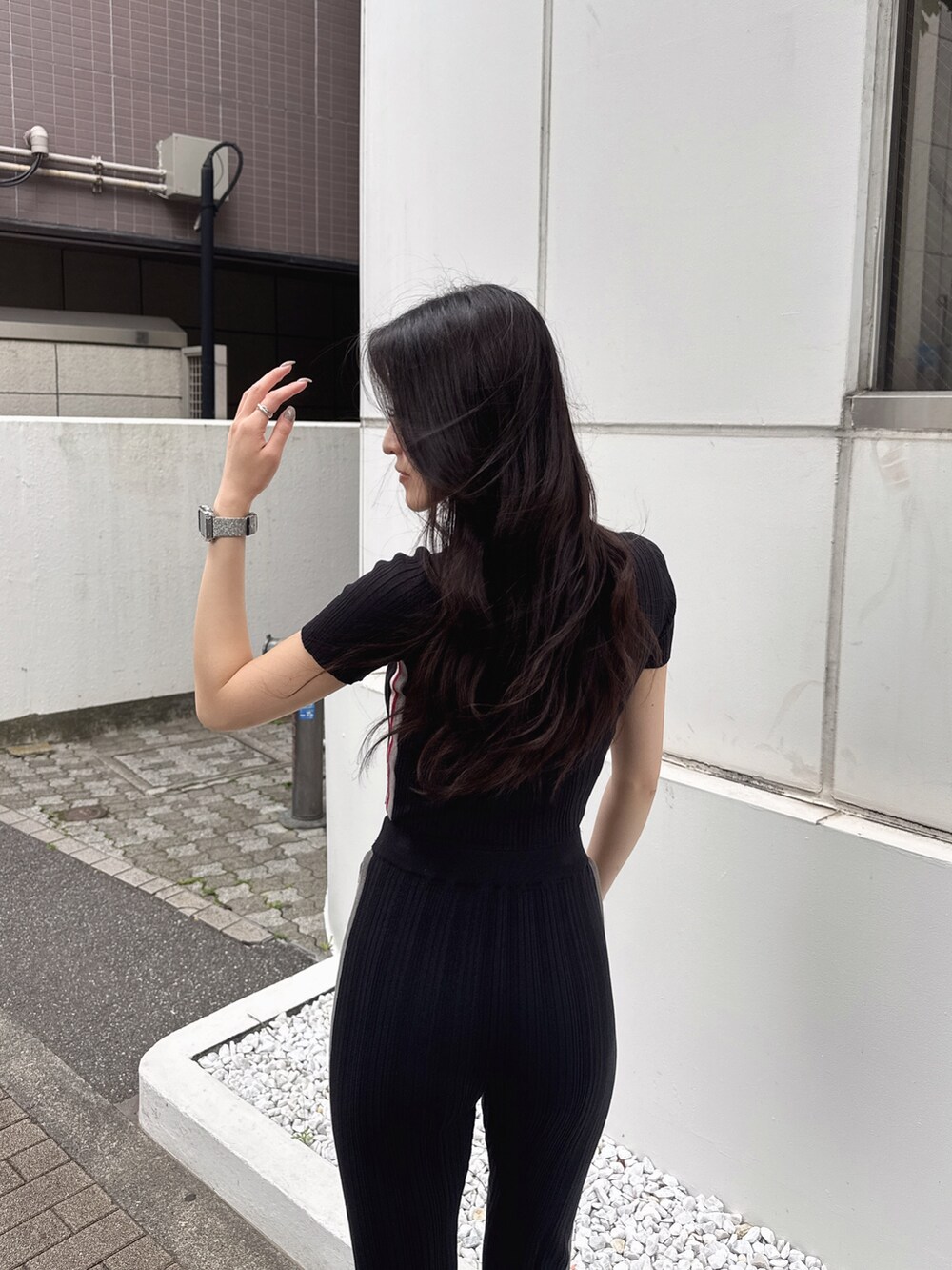 ブラック系のその他パンツ、ブラック系のニット/セーター、ブラック系のパンプスを着用したレディースの春コーディネートの4枚目の写真