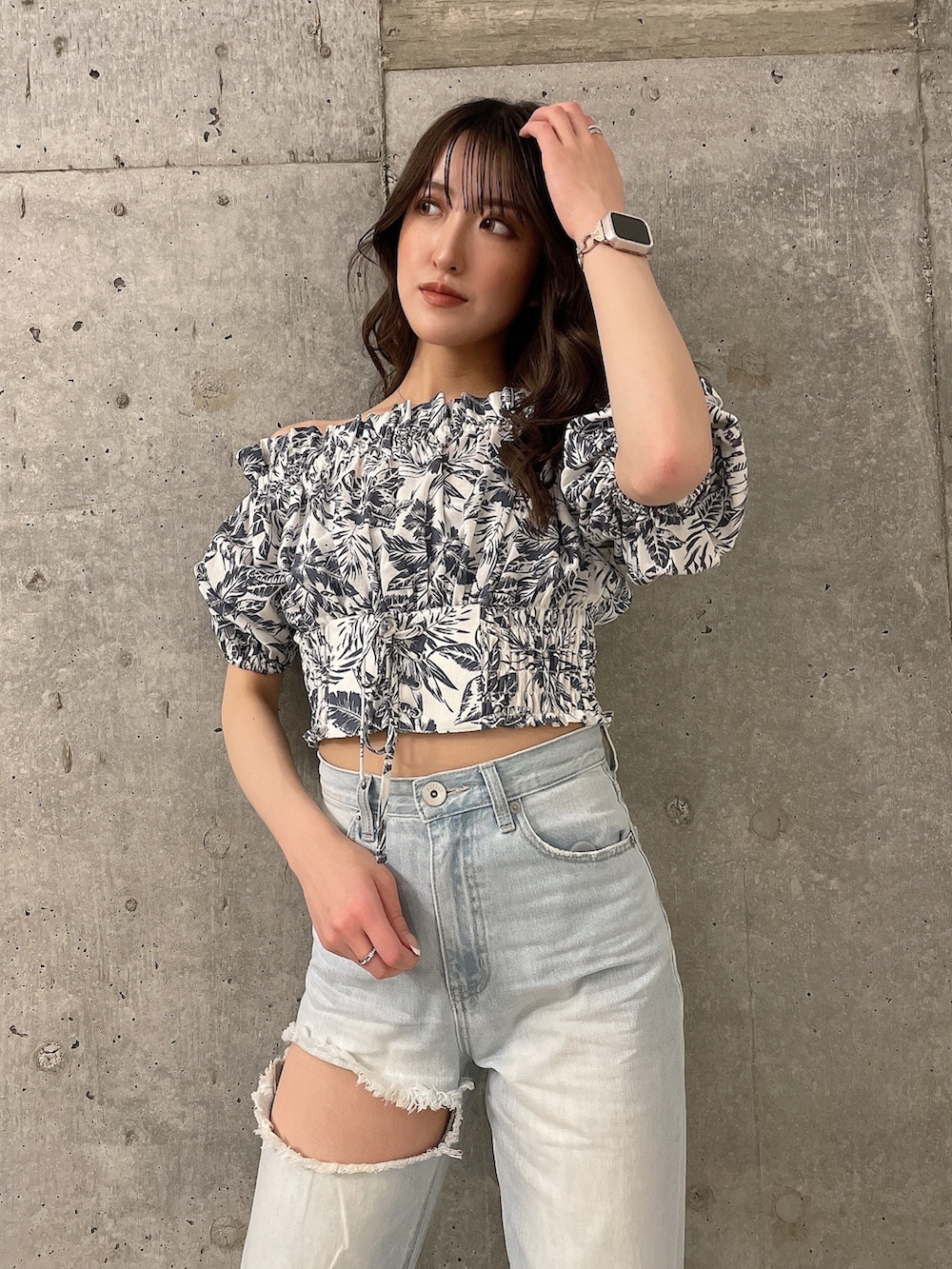 その他のシャツ/ブラウス、ブルー系のデニムパンツ、ホワイト系のパンプスを着用したレディースの春コーディネートの3枚目の写真