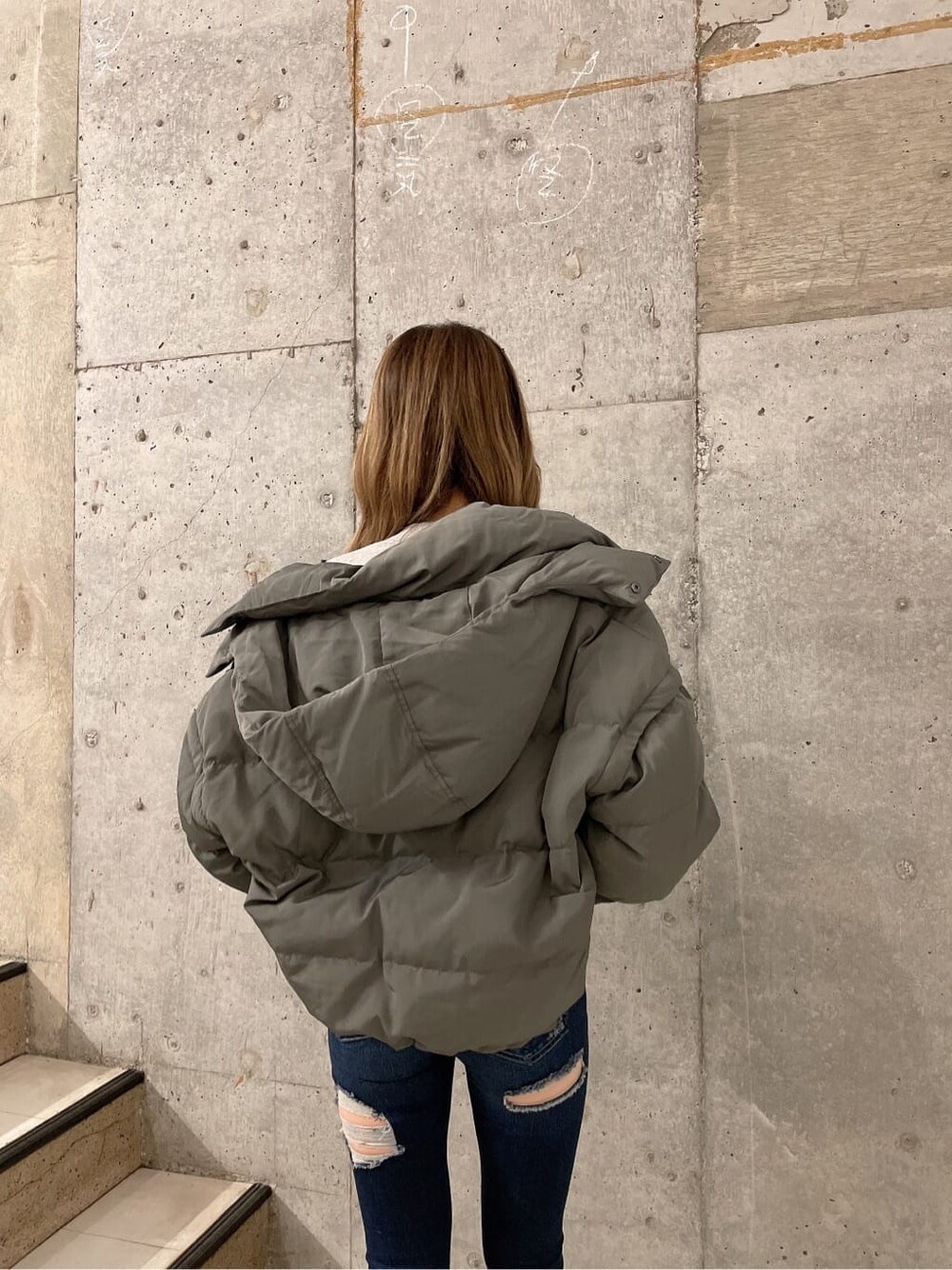 ベージュ系のダウンジャケット/コート、ブラック系のブーツ、グレー系のスウェットを着用したレディースの秋コーディネートの4枚目の写真