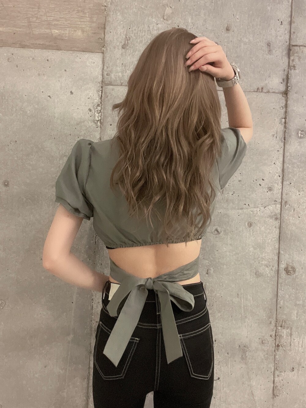 グリーン系のシャツ/ブラウス、ブラック系のデニムパンツ、ベージュ系のサンダルを着用したレディースの夏コーディネートの3枚目の写真