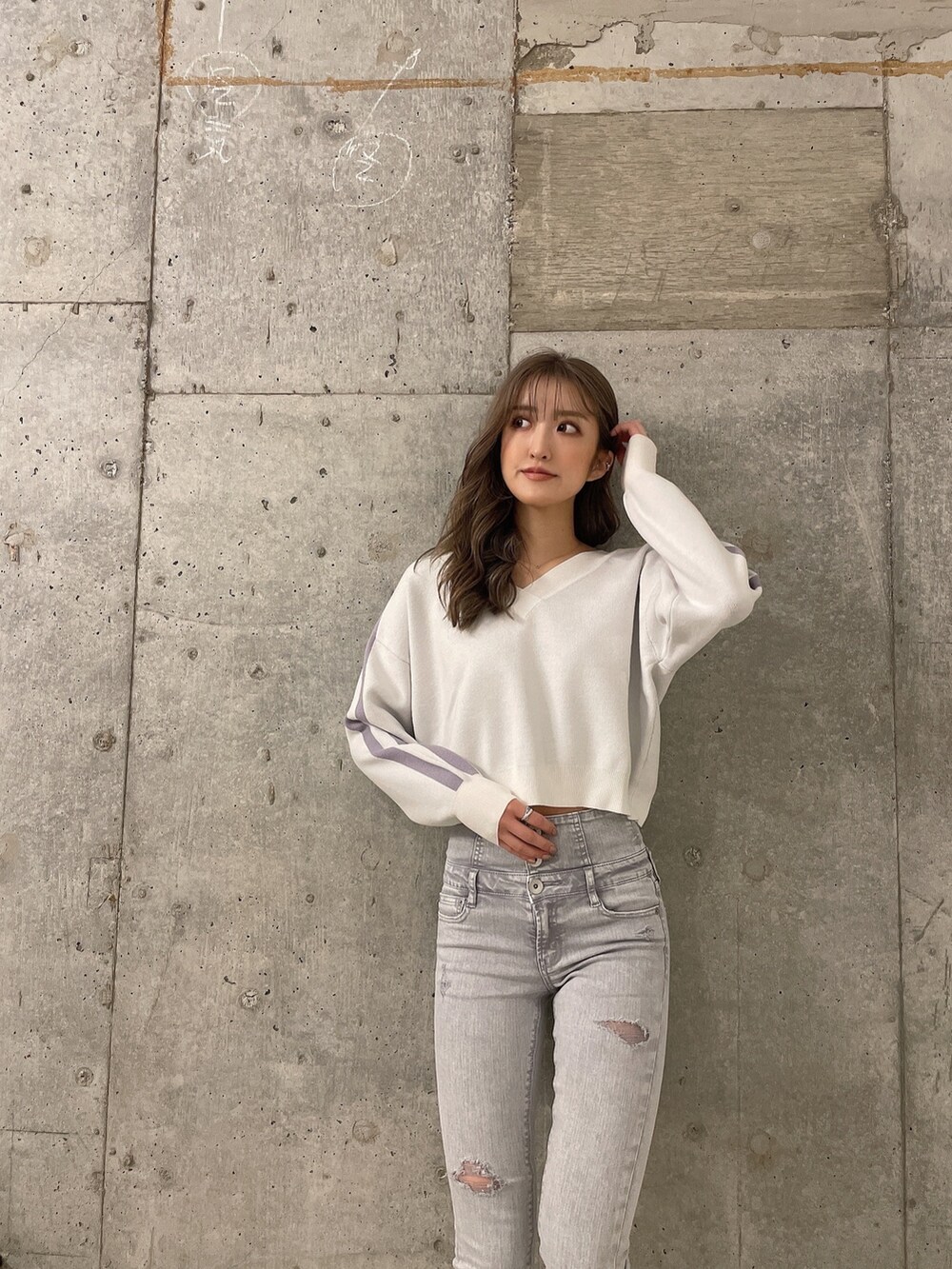 ホワイト系のニット/セーター、グレー系のその他パンツ、ホワイト系のパンプスを着用したレディースの冬コーディネートの2枚目の写真