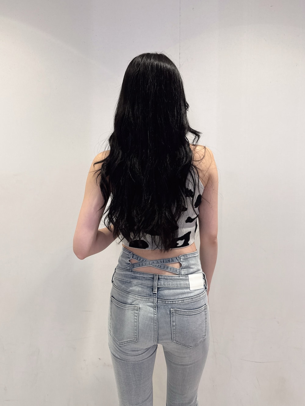 その他のニット/セーター、ブルー系のデニムパンツ、ブラック系のサンダルを着用したレディースの夏コーディネートの6枚目の写真