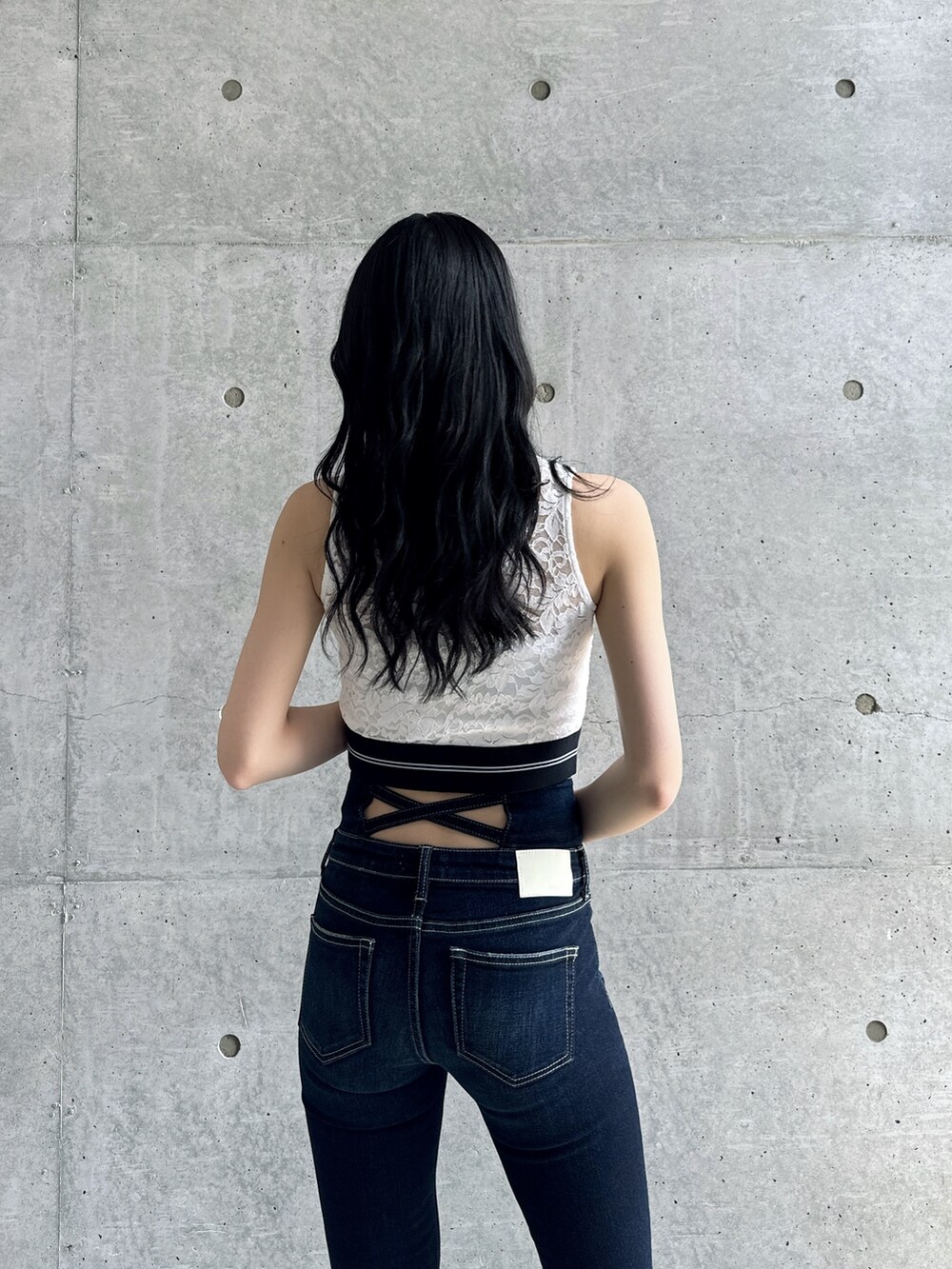 ホワイト系のTシャツ/カットソー、ホワイト系のチューブトップ、ブルー系のデニムパンツを着用したレディースの夏コーディネートの4枚目の写真