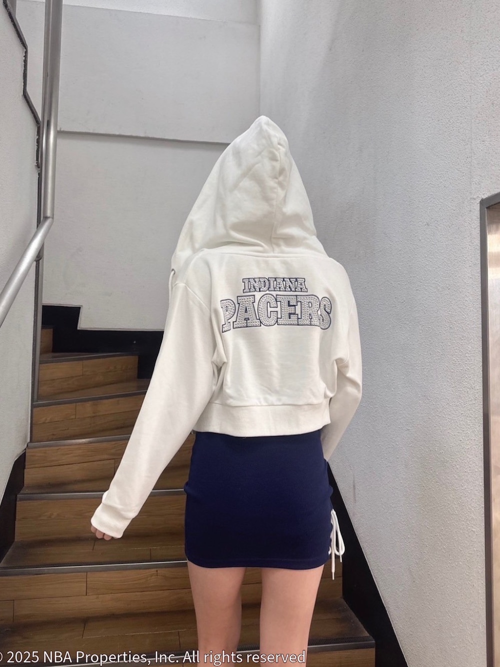 ブルー系のワンピース、ホワイト系のパーカー、ホワイト系のサンダルを着用したレディースの夏コーディネートの2枚目の写真