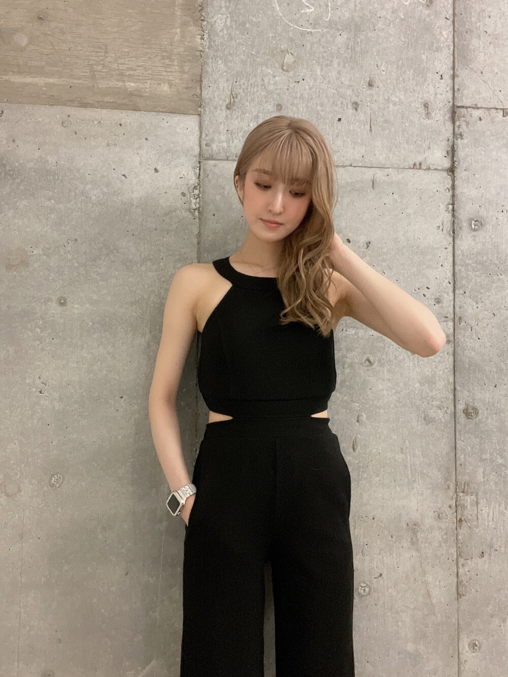 ブラック系のつなぎ/オールインワン、ホワイト系のシャツ/ブラウス、ブラック系のサンダルを着用したレディースの春コーディネートの3枚目の写真