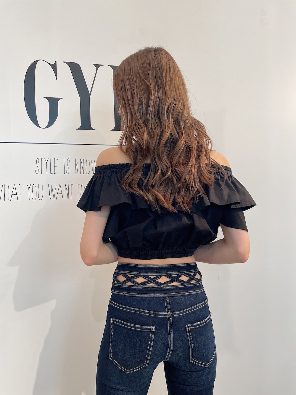 「GYDA、gydaデニム、オフショル、オフショルブラウス、デニム、デニムパンツ、デニムコーデ、スキニーデニム、スキニー、春夏コーデ、春服、モノトーンコーデ、きれいめカジュアル、カジュアル、カジュアルコーデ」｜「GYDAのフリルオフショルブラウス（シャツ/ブラウス、ブラック系）」を使った、maiさん（レディース・167cm）の春コーディネートの3枚目の写真