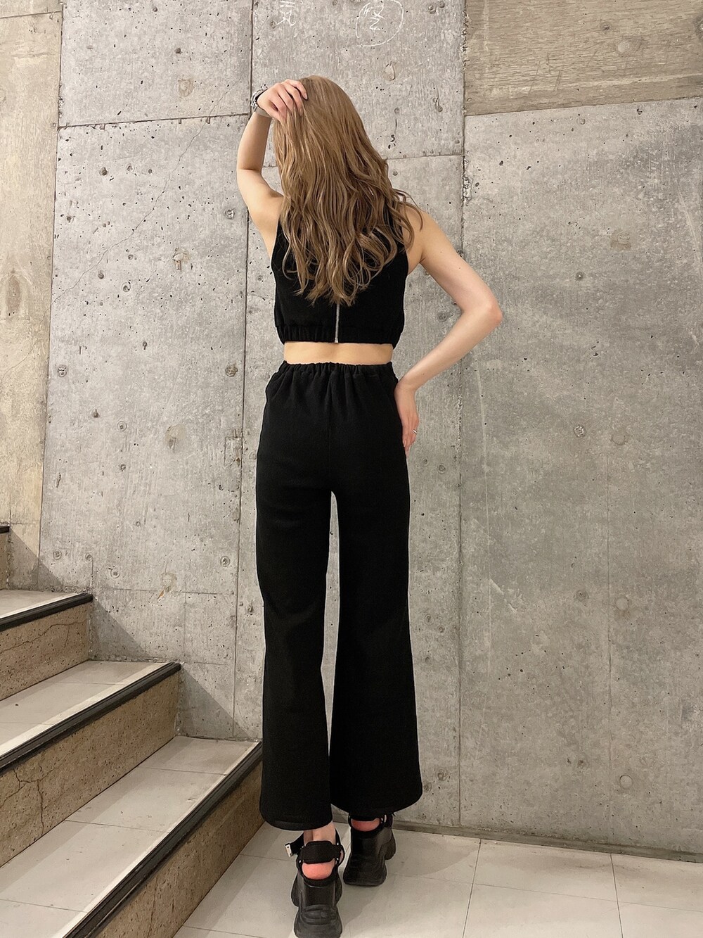 ブラック系のつなぎ/オールインワン、ブラック系のサンダルを着用したレディースの夏コーディネートの3枚目の写真