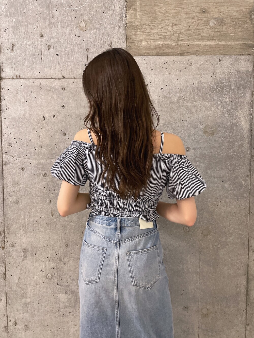 その他のシャツ/ブラウス、ブルー系のデニムスカート、ホワイト系のパンプスを着用したレディースの春コーディネートの4枚目の写真