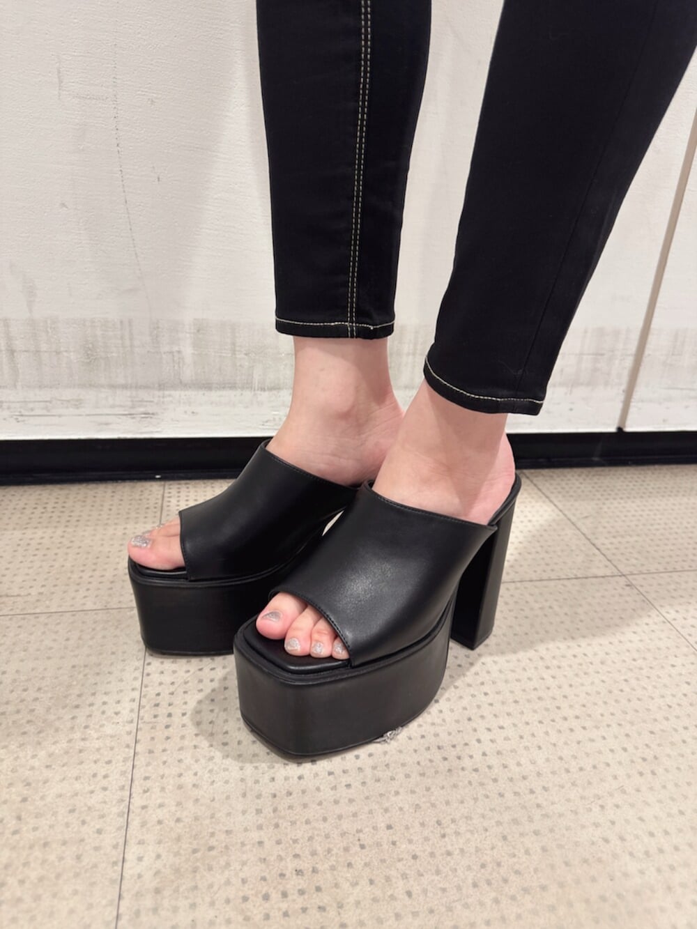 ブラック系のデニムパンツ、ブラック系のサンダル、その他のチューブトップを着用したレディースの夏コーディネートの8枚目の写真