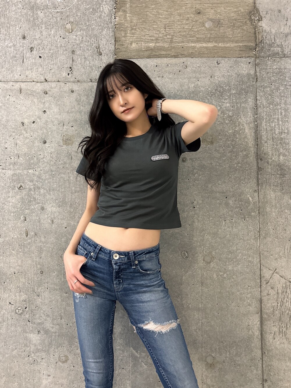 グレー系のTシャツ/カットソー、ブルー系のデニムパンツ、ブラック系のサンダルを着用したレディースの夏コーディネートの4枚目の写真