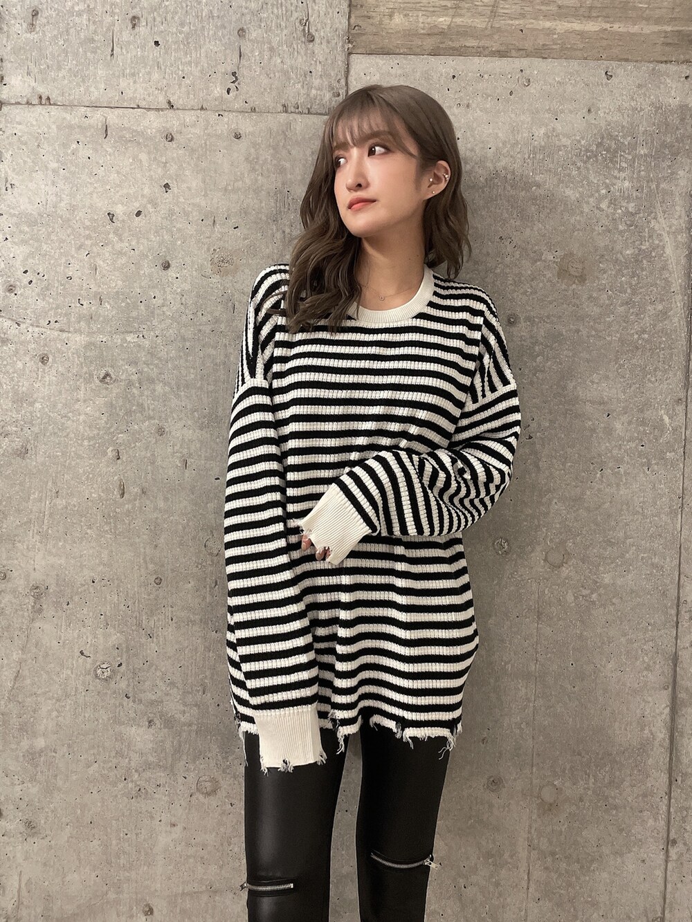 その他のニット/セーター、ブラック系のパンプス、ブラック系のレギンス/スパッツを着用したレディースの夏コーディネートの3枚目の写真