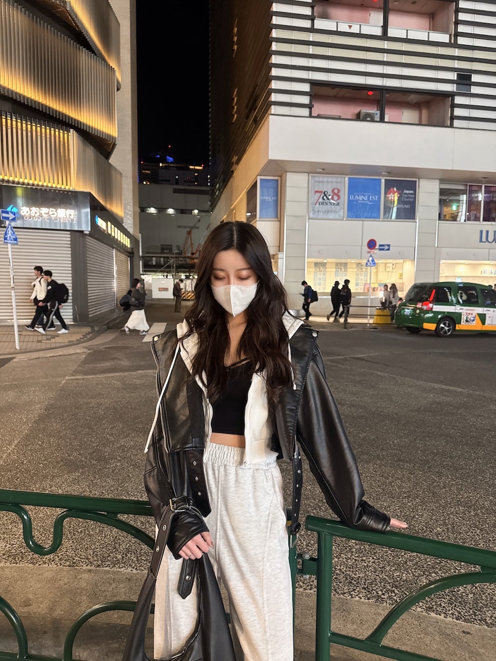 ホワイト系のパーカー、グレー系のスウェットパンツ、ブラック系のキャミソールを着用したレディースの春コーディネートの2枚目の写真