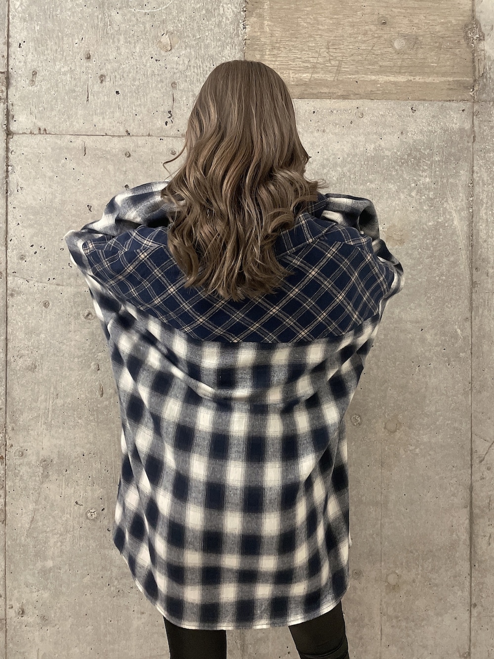 ブラック系のパンプス、ブラック系のキャミソール、ブルー系のシャツ/ブラウスを着用したレディースの秋コーディネートの4枚目の写真