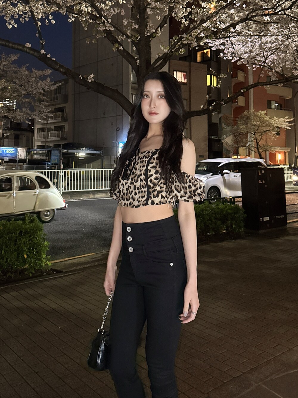 その他のシャツ/ブラウス、ブラック系のデニムパンツ、ブラック系のサンダルを着用したレディースの春コーディネートの3枚目の写真