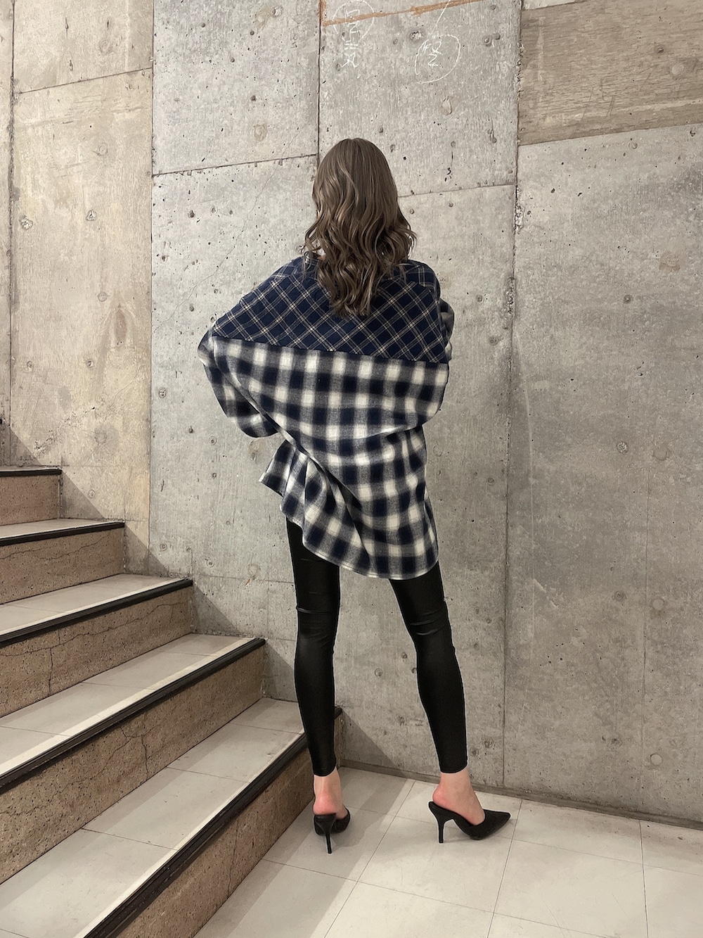 ブラック系のパンプス、ブラック系のキャミソール、ブルー系のシャツ/ブラウスを着用したレディースの秋コーディネートの2枚目の写真