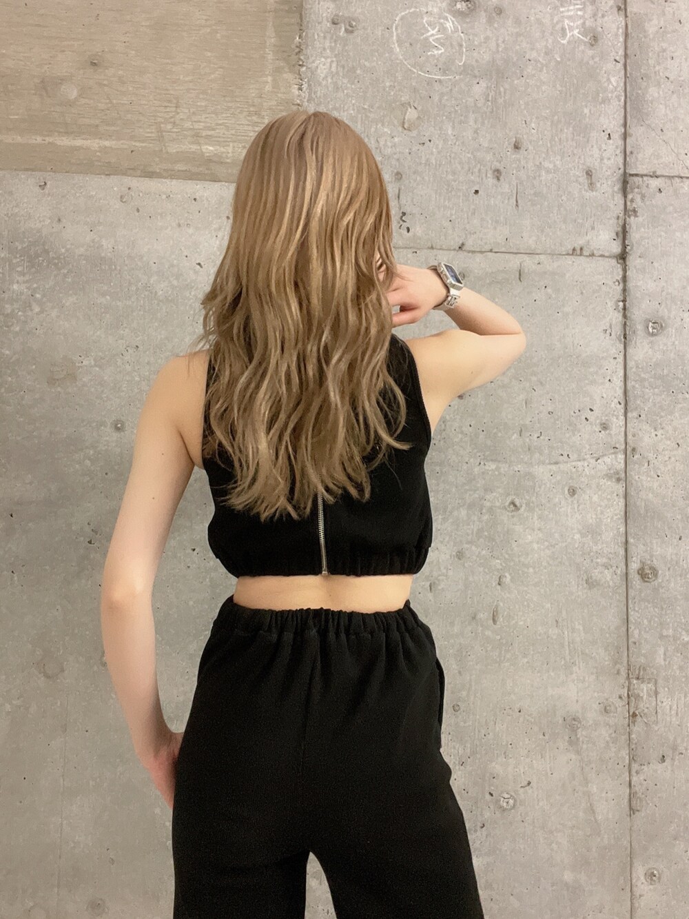 ブラック系のつなぎ/オールインワン、ブラック系のサンダルを着用したレディースの夏コーディネートの4枚目の写真