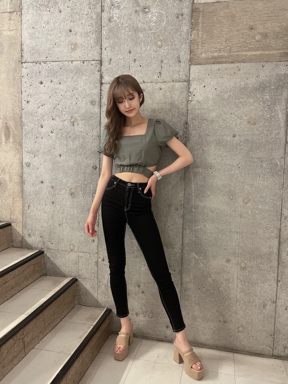 グリーン系のシャツ/ブラウス、ブラック系のデニムパンツ、ベージュ系のサンダルを着用したレディースの夏コーディネートの2枚目の写真