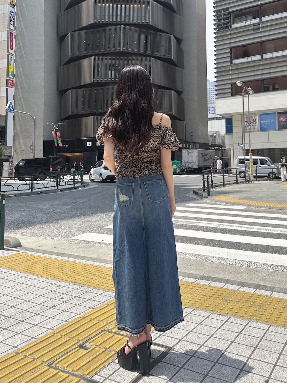その他のシャツ/ブラウス、ブルー系のデニムスカート、ブラック系のサンダルを着用したレディースの春コーディネートの3枚目の写真