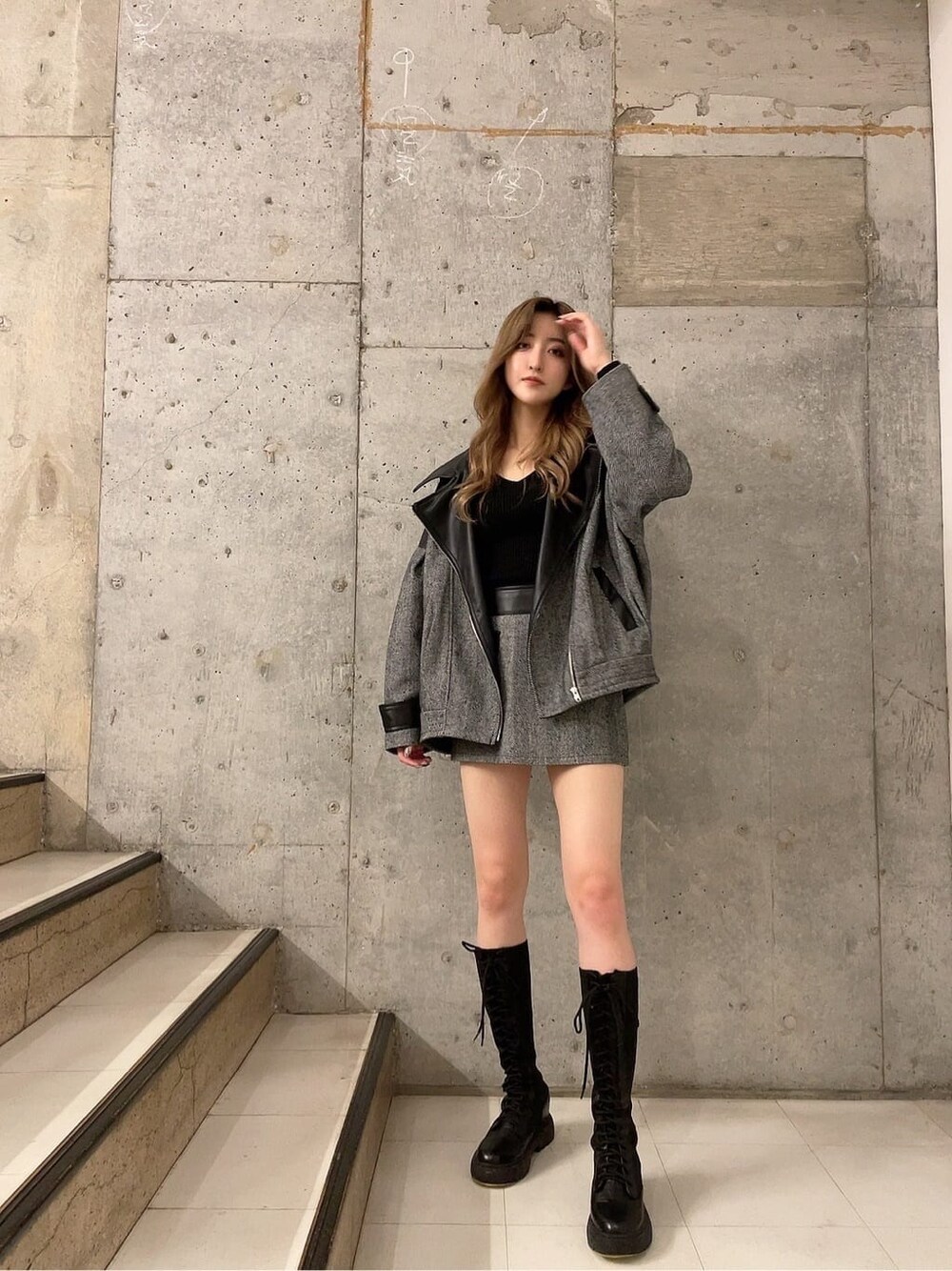 ブラック系のブーツ、ブラック系のニット/セーター、ブラック系のライダースジャケットを着用したレディースの秋コーディネートの2枚目の写真