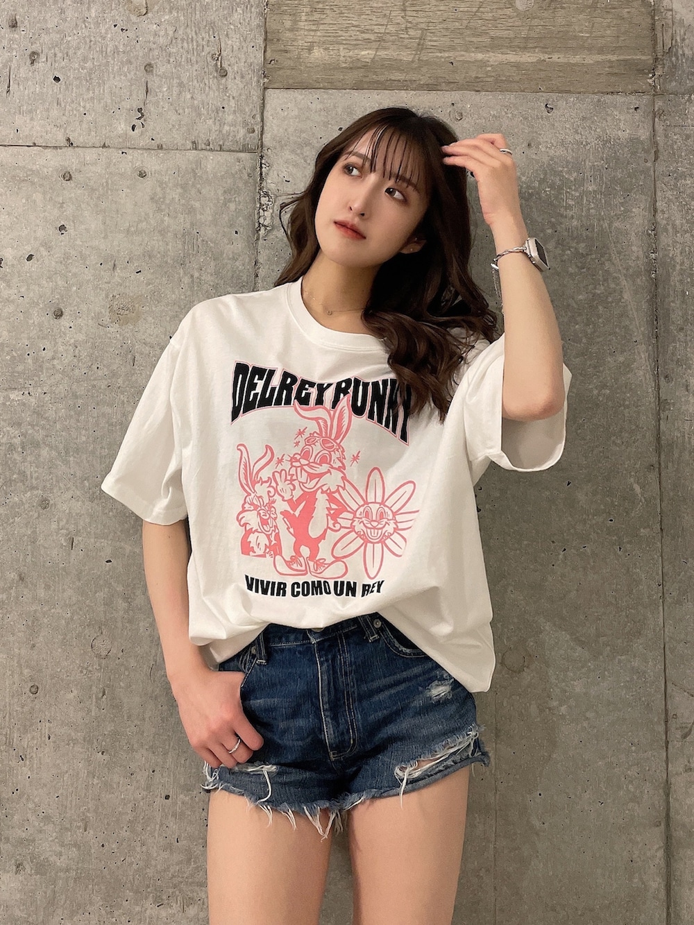 ホワイト系のTシャツ/カットソー、ブルー系のデニムパンツ、ブラック系のサンダルを着用したレディースの春コーディネートの2枚目の写真