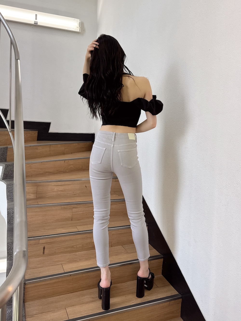 ブラック系のシャツ/ブラウス、グレー系のその他パンツを着用したレディースの夏コーディネートの4枚目の写真