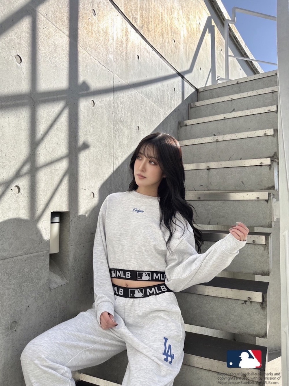 グレー系のスウェット、グレー系のスウェットパンツ、ホワイト系のパンプスを着用したレディースの冬コーディネートの2枚目の写真