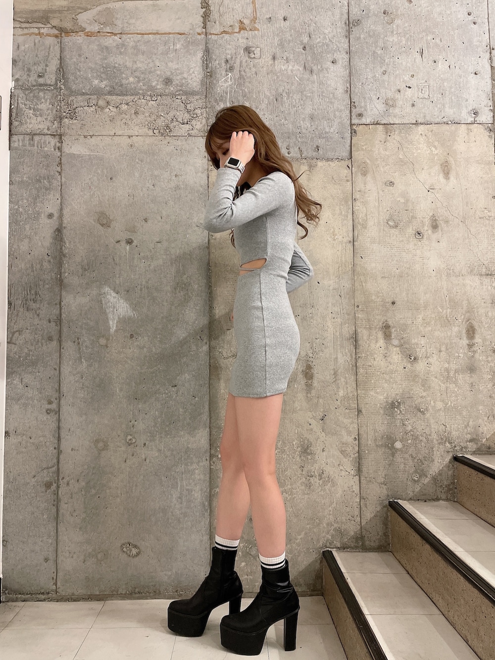 グレー系のワンピース、ブラック系のブーツを着用したレディースの冬コーディネートの4枚目の写真