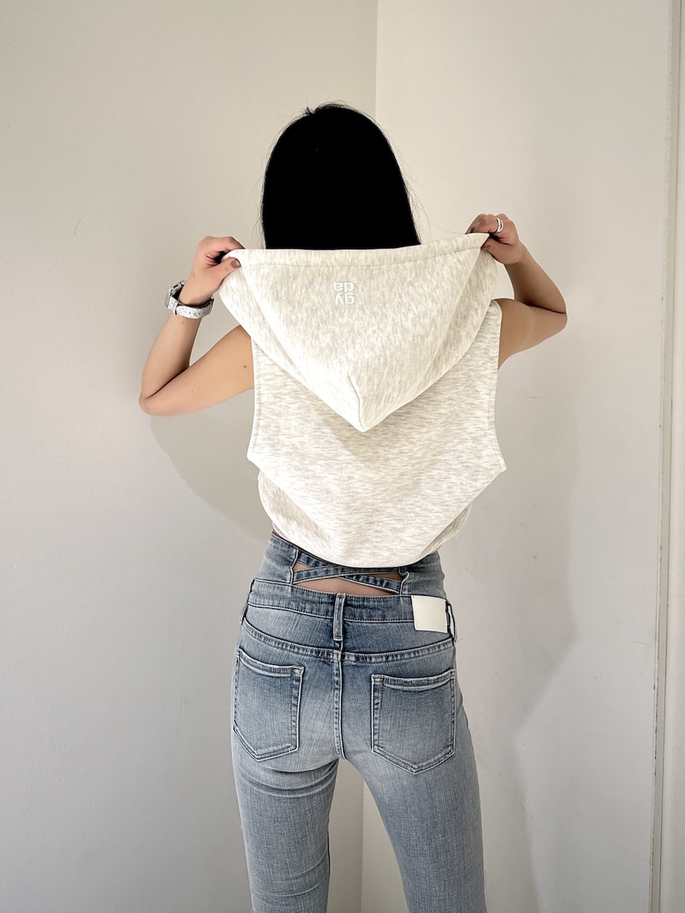 グレー系のTシャツ/カットソー、ホワイト系のキャミソール、ブルー系のデニムパンツを着用したレディースの夏コーディネートの5枚目の写真