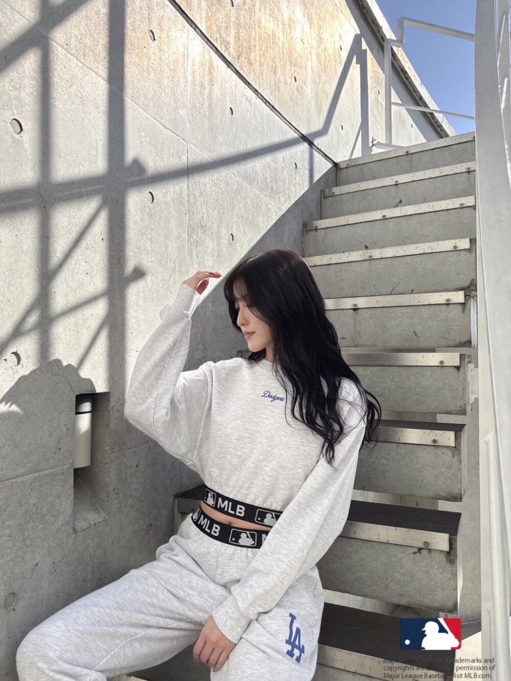 グレー系のスウェット、グレー系のスウェットパンツ、ホワイト系のパンプスを着用したレディースの冬コーディネートの5枚目の写真