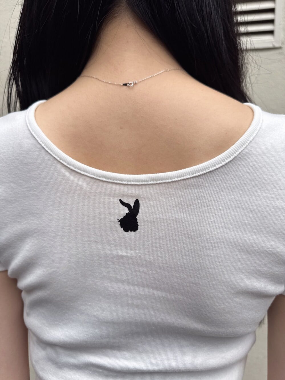 ホワイト系のサンダル、ブルー系のデニムパンツ、ホワイト系のTシャツ/カットソーを着用したレディースの夏コーディネートの8枚目の写真