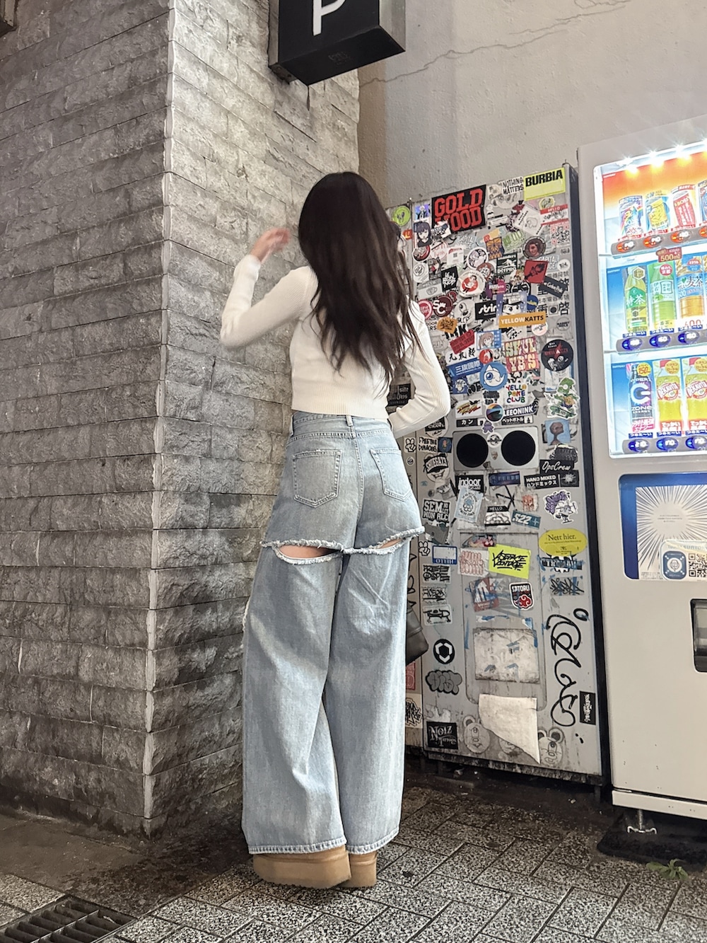 ホワイト系のニット/セーター、ブルー系のデニムパンツを着用したレディースの春コーディネートの2枚目の写真