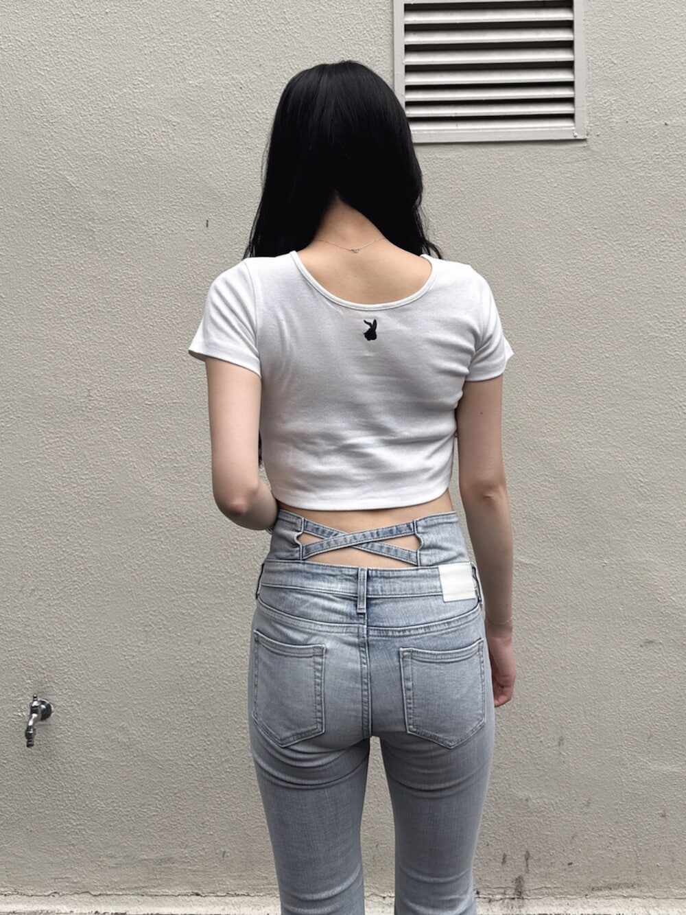 ホワイト系のサンダル、ブルー系のデニムパンツ、ホワイト系のTシャツ/カットソーを着用したレディースの夏コーディネートの6枚目の写真