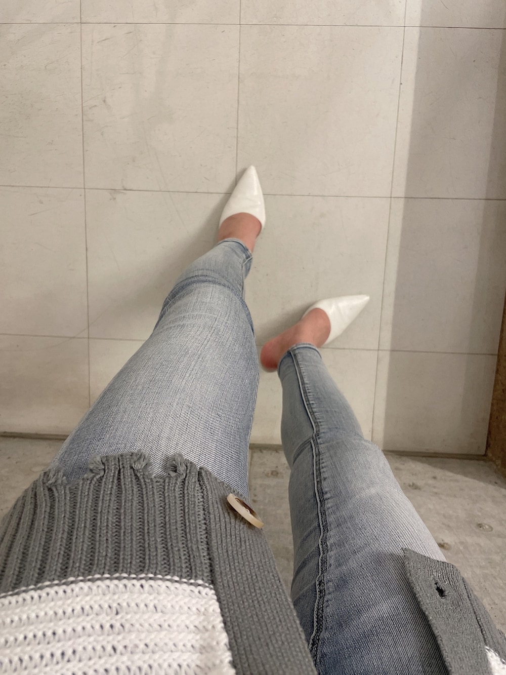 パープル系のカーディガン/ボレロ、ホワイト系のTシャツ/カットソー、ブルー系のデニムパンツを着用したレディースの夏コーディネートの9枚目の写真