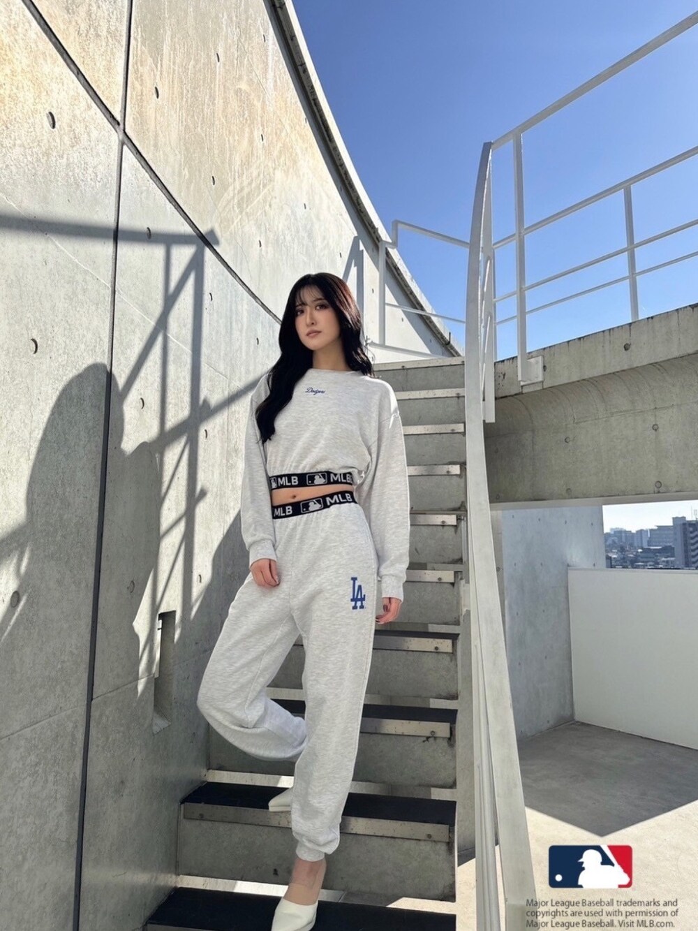 グレー系のスウェット、グレー系のスウェットパンツ、ホワイト系のパンプスを着用したレディースの冬コーディネートの4枚目の写真