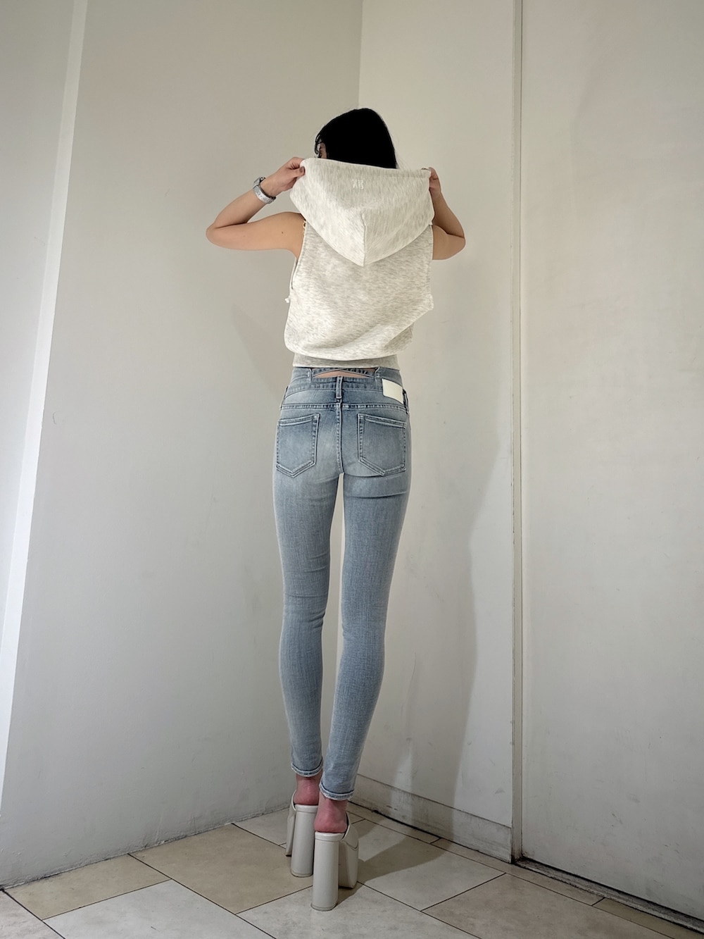 グレー系のTシャツ/カットソー、ホワイト系のキャミソール、ブルー系のデニムパンツを着用したレディースの夏コーディネートの3枚目の写真