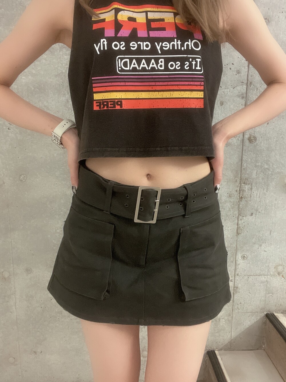 ブラック系のタンクトップ、グレー系のスカート、ブラック系のサンダルを着用したレディースの夏コーディネートの4枚目の写真